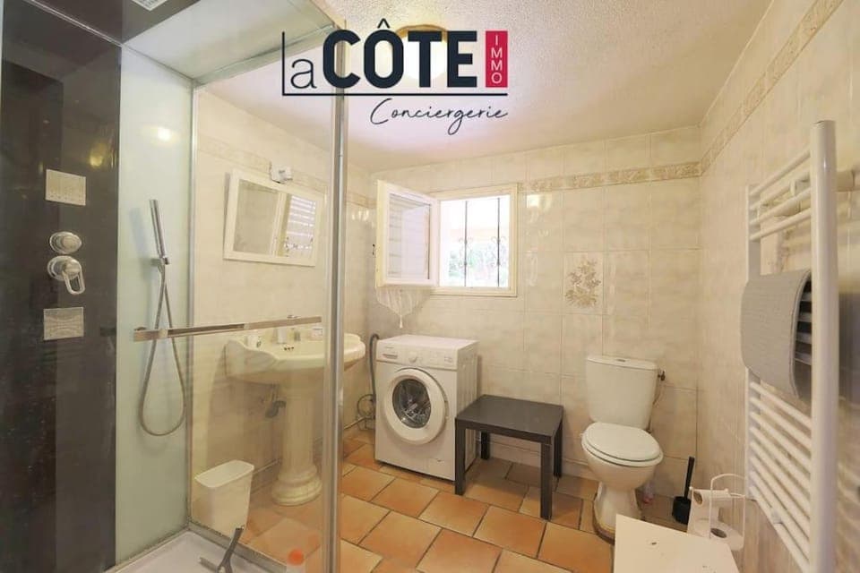 Shower, Toilet, Bathroom, towels, washing machine