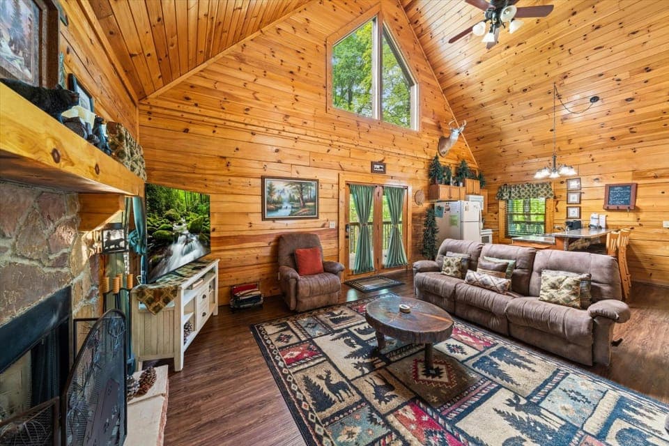 Honey Pine Lodge By Colonial Properties Chalet in Sevierville