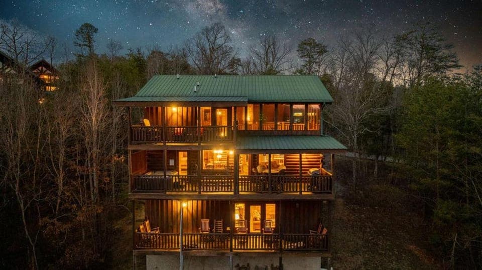 Can't Bear to Leave By Colonial Properties Chalet in Pigeon Forge
