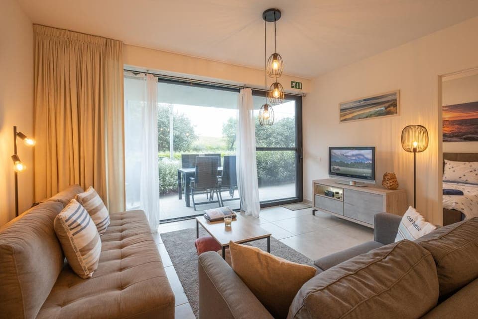 TV and multimedia, Living room, Seating area, Evening entertainment