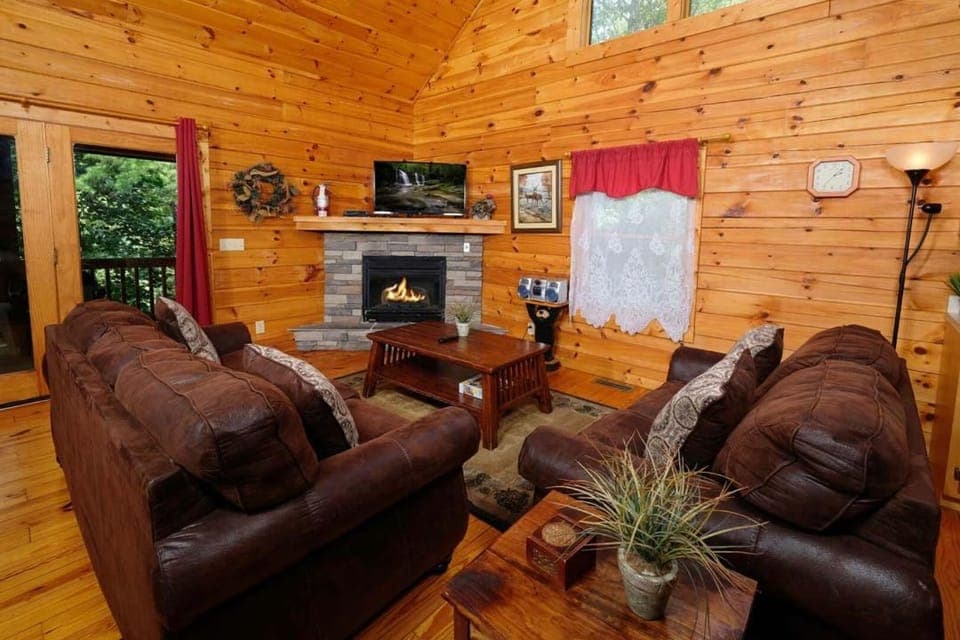 Above and Beyond By Colonial Properties Chalet in Pigeon Forge