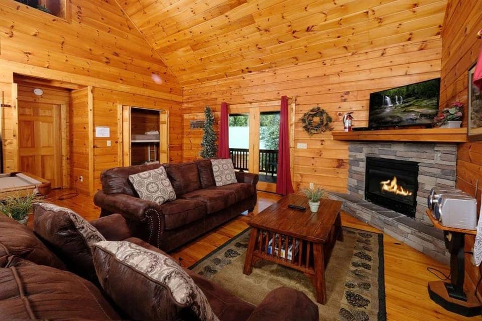 Above and Beyond By Colonial Properties Chalet in Pigeon Forge