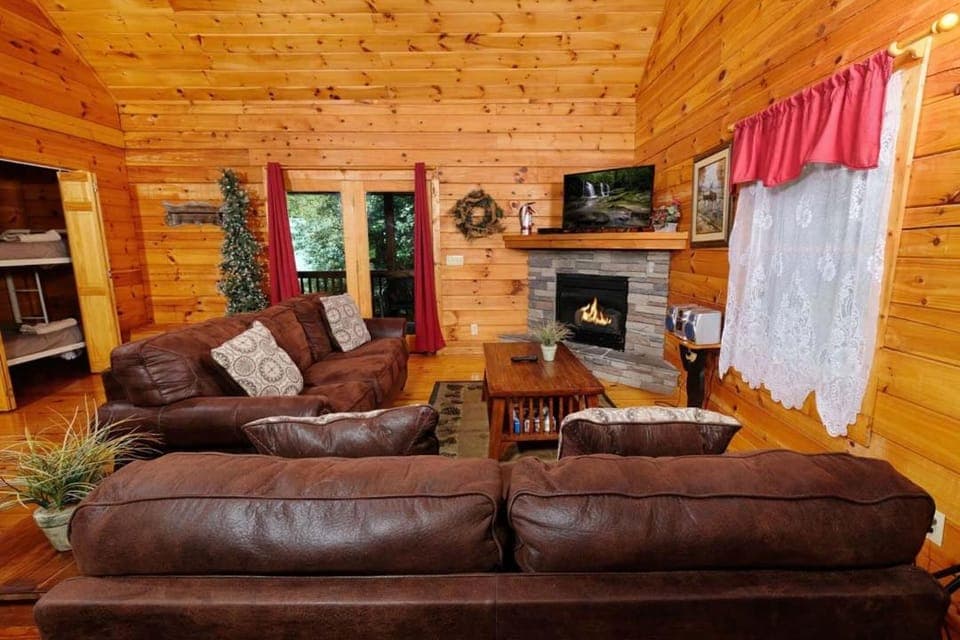 Above and Beyond By Colonial Properties Chalet in Pigeon Forge