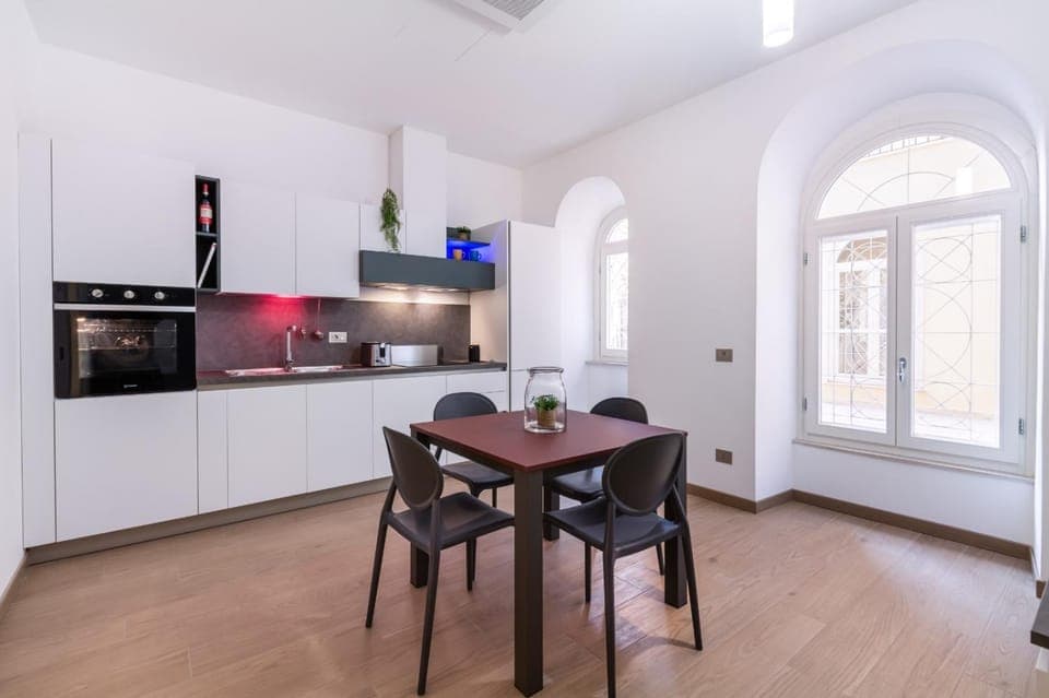 Kitchen or kitchenette, Dining area, oven, stove