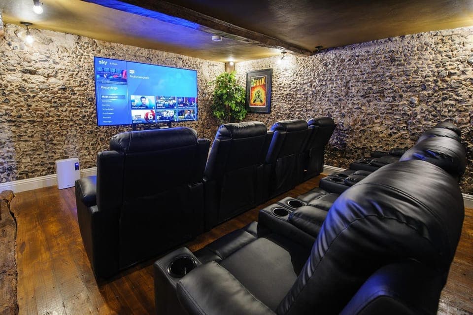Communal lounge/ TV room, TV and multimedia, Living room, Seating area, Evening entertainment