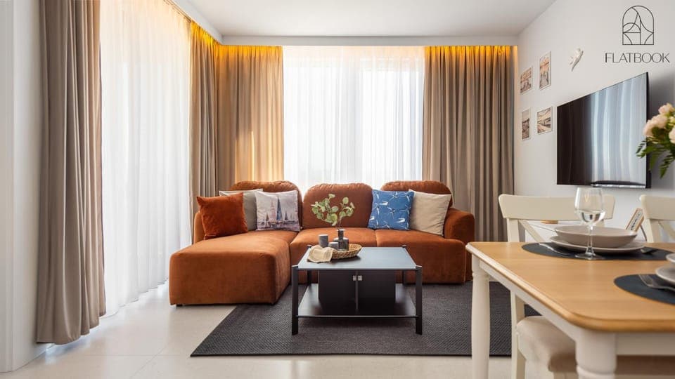 Bed, TV and multimedia, Living room, Photo of the whole room, Seating area, Dining area