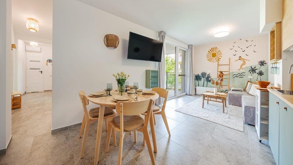 TV and multimedia, Kitchen or kitchenette, Living room, Seating area, Dining area, oven