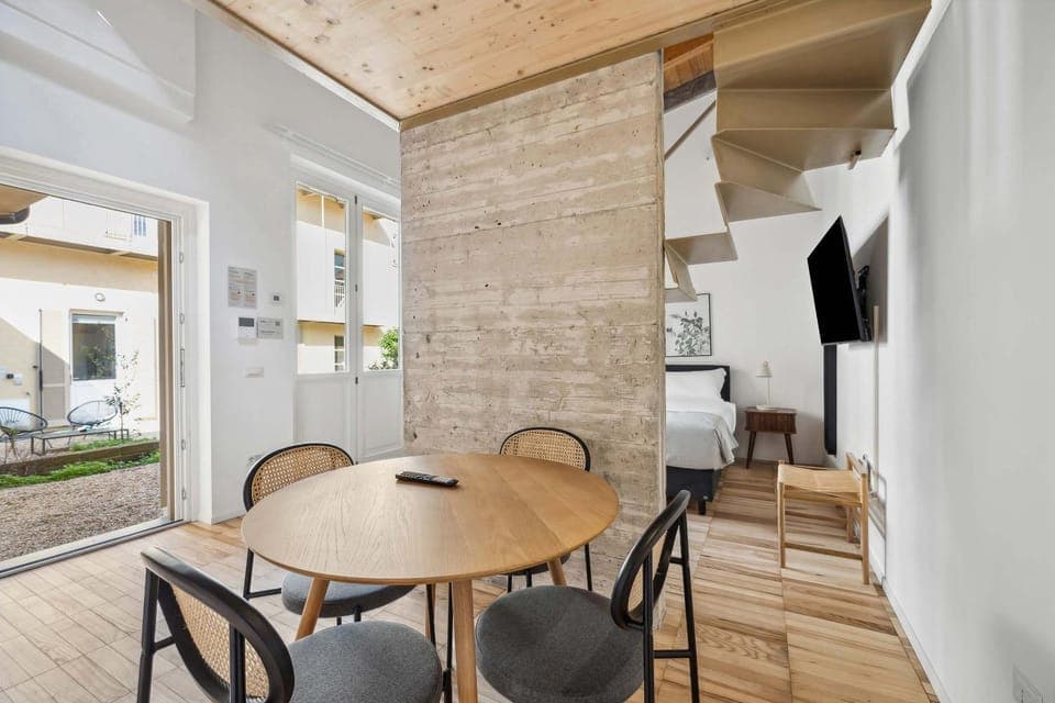 TV and multimedia, Seating area, Dining area