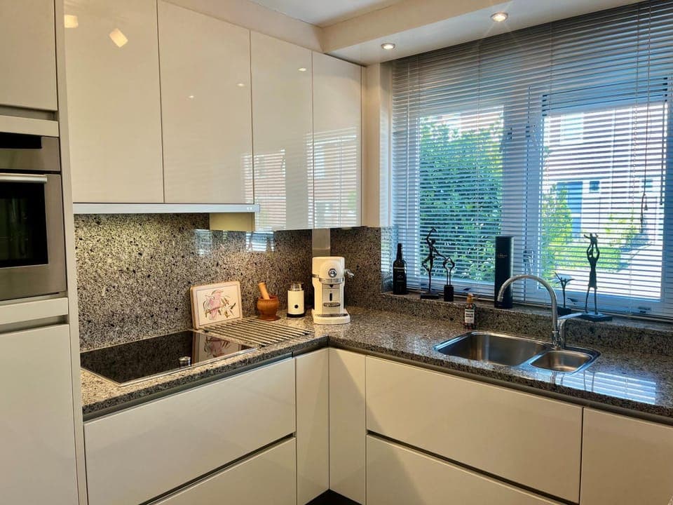 Property building, Coffee/tea facilities, Kitchen or kitchenette, stove, toaster, kitchen