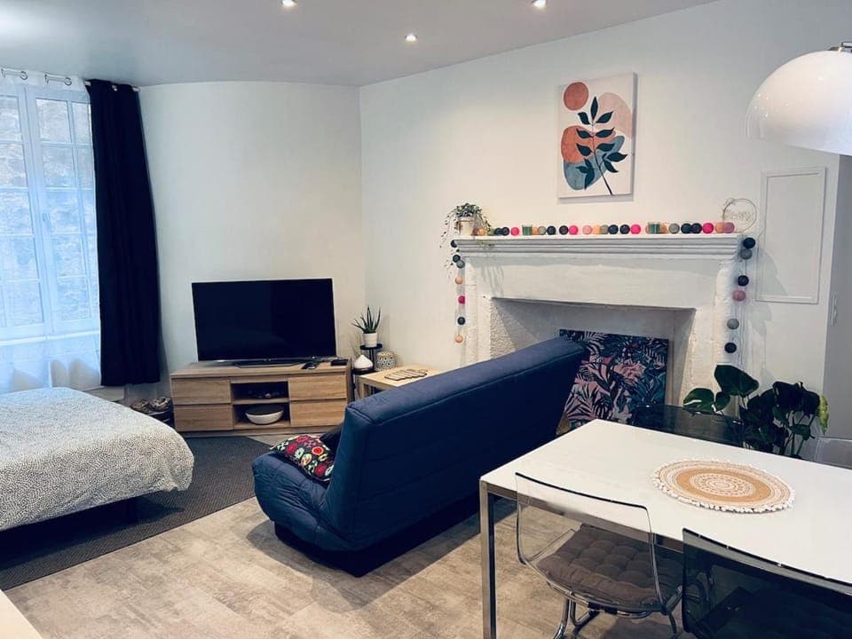 Photo of the whole room, Seating area