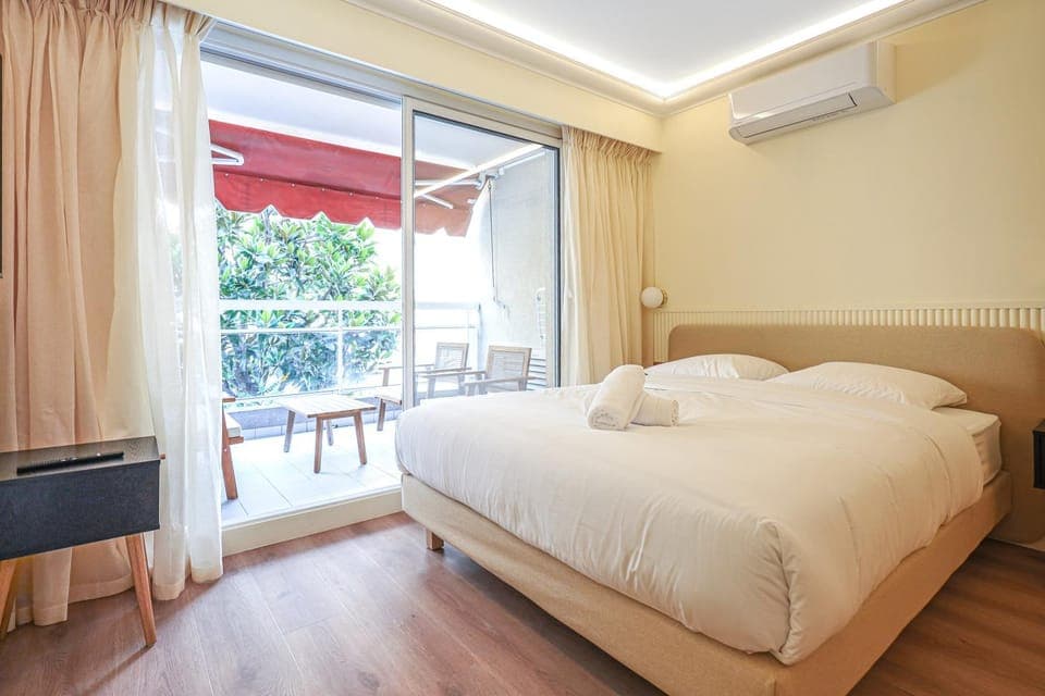 Bed, Photo of the whole room, Bedroom, internet, towels, air conditioner