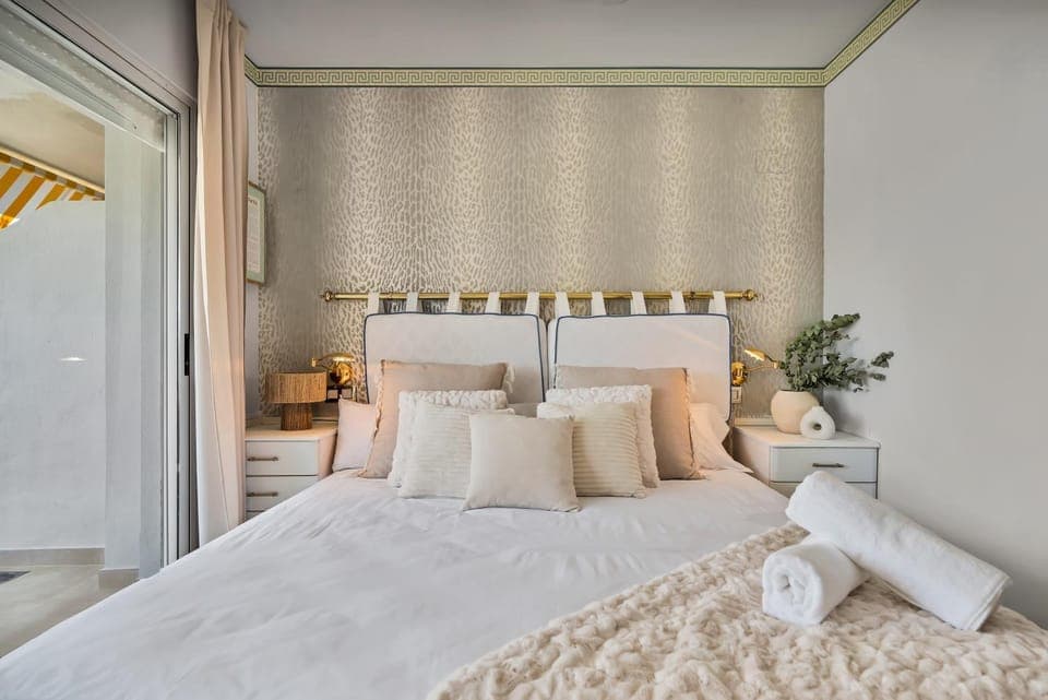 Bed, Photo of the whole room, Bedroom, towels