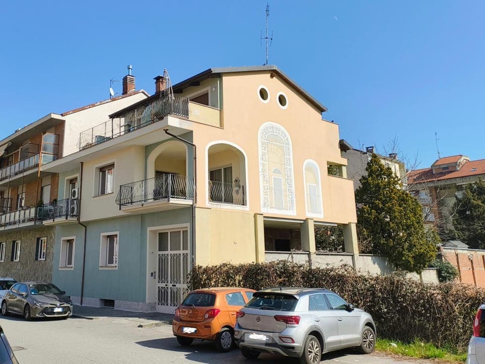 Property building, Day, Neighbourhood