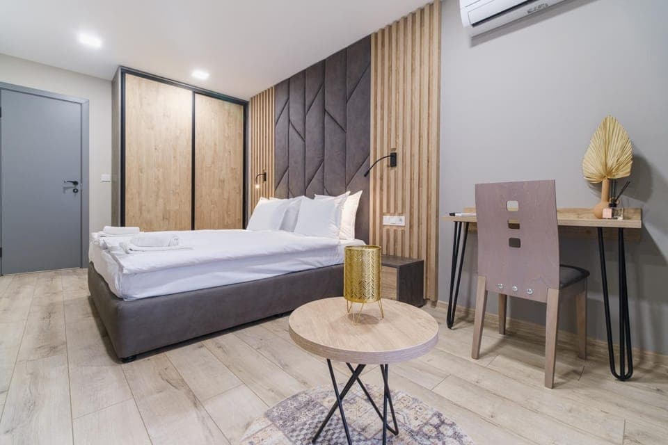 Bed, Photo of the whole room, Decorative detail, Bedroom, flat iron, heating, towels, wardrobe, air conditioner