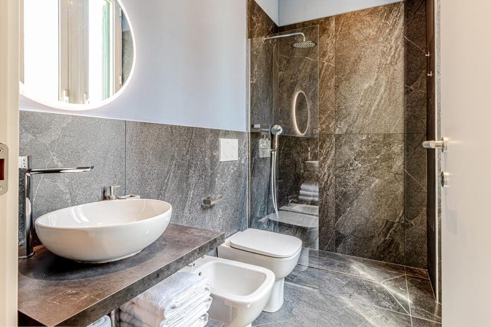 Shower, Toilet, Bathroom, bidet, towels