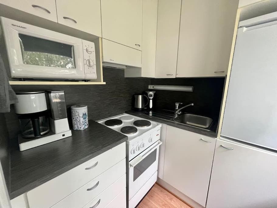 Coffee/tea facilities, Kitchen or kitchenette, oven, stove