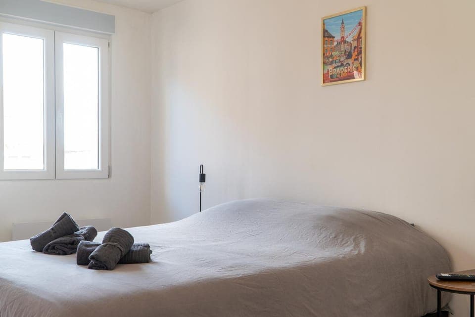 Bed, Bedroom, towels