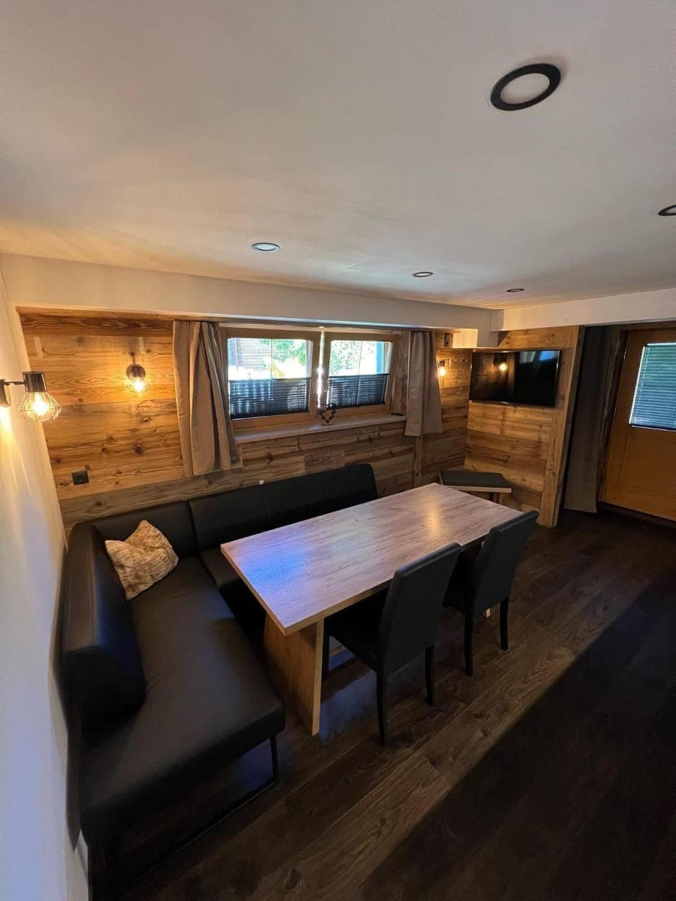 TV and multimedia, Seating area, Dining area