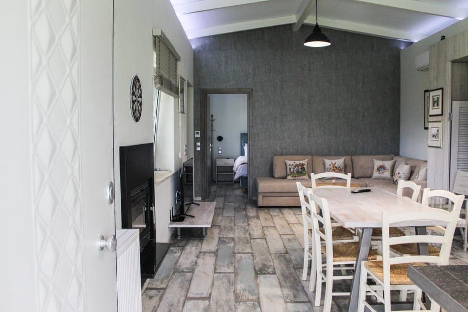 Seating area, Dining area