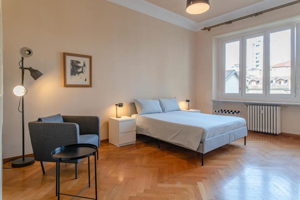 Photo of the whole room, Bedroom