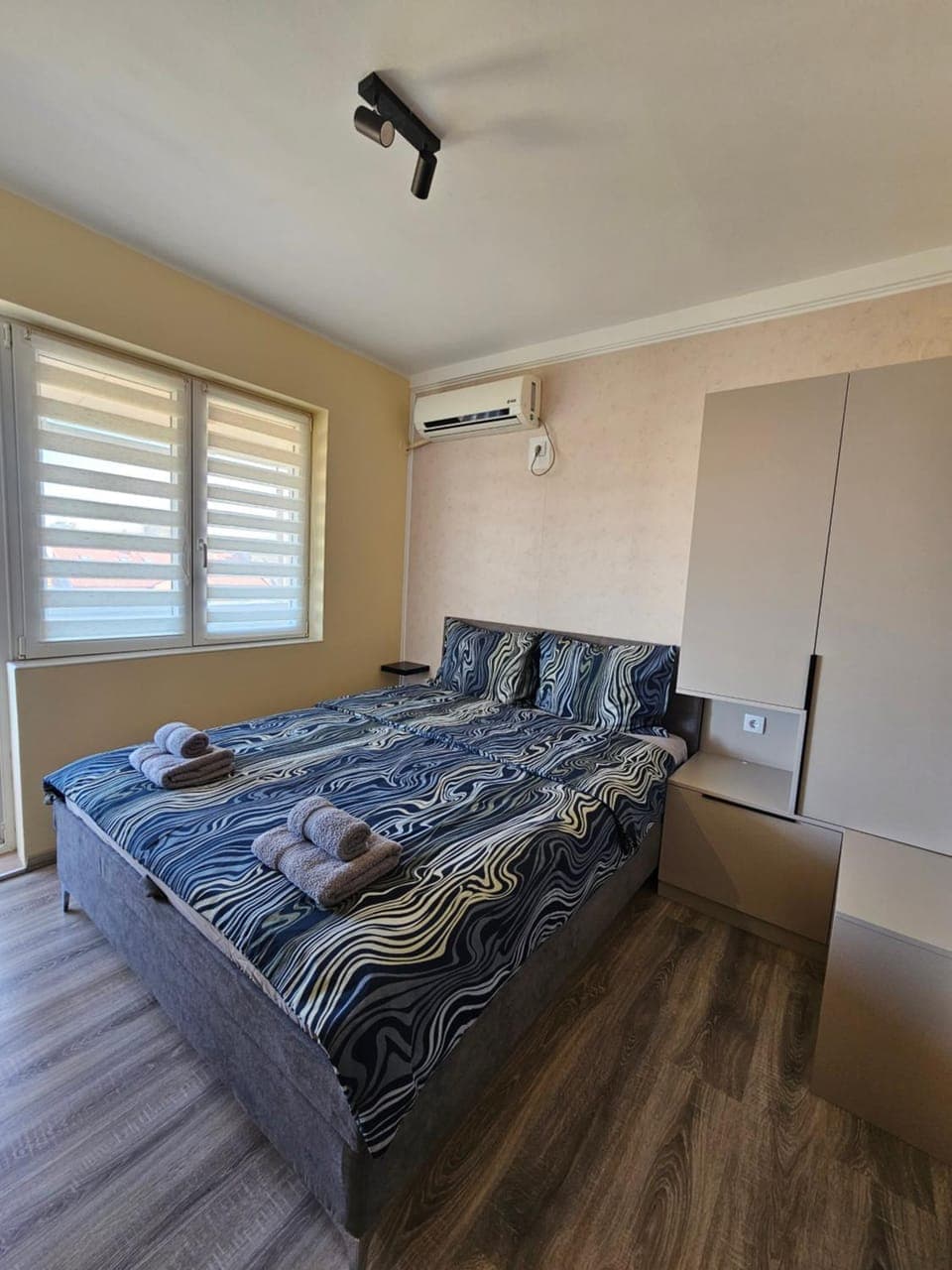 Bed, Photo of the whole room, Bedroom, air conditioner