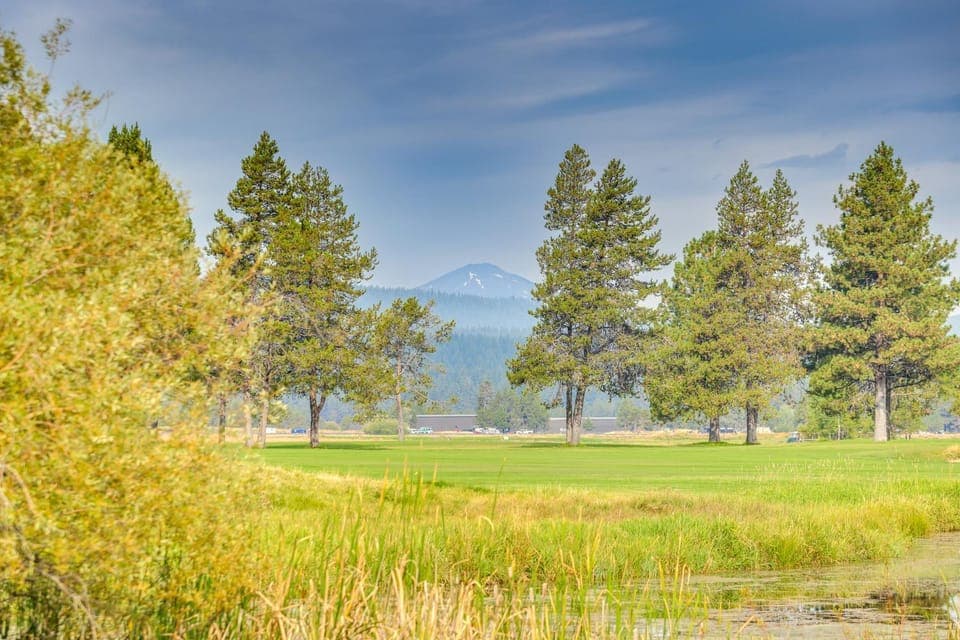 Mountain-View Condo: Walk to Sunriver Resort House in Sunriver