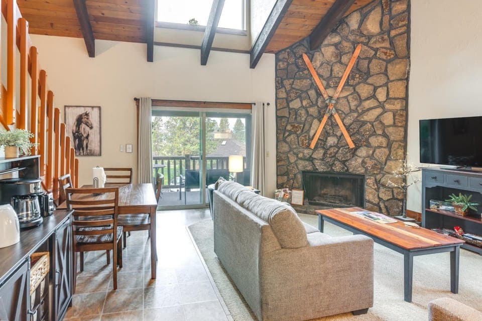 Mountain-View Condo: Walk to Sunriver Resort House in Sunriver