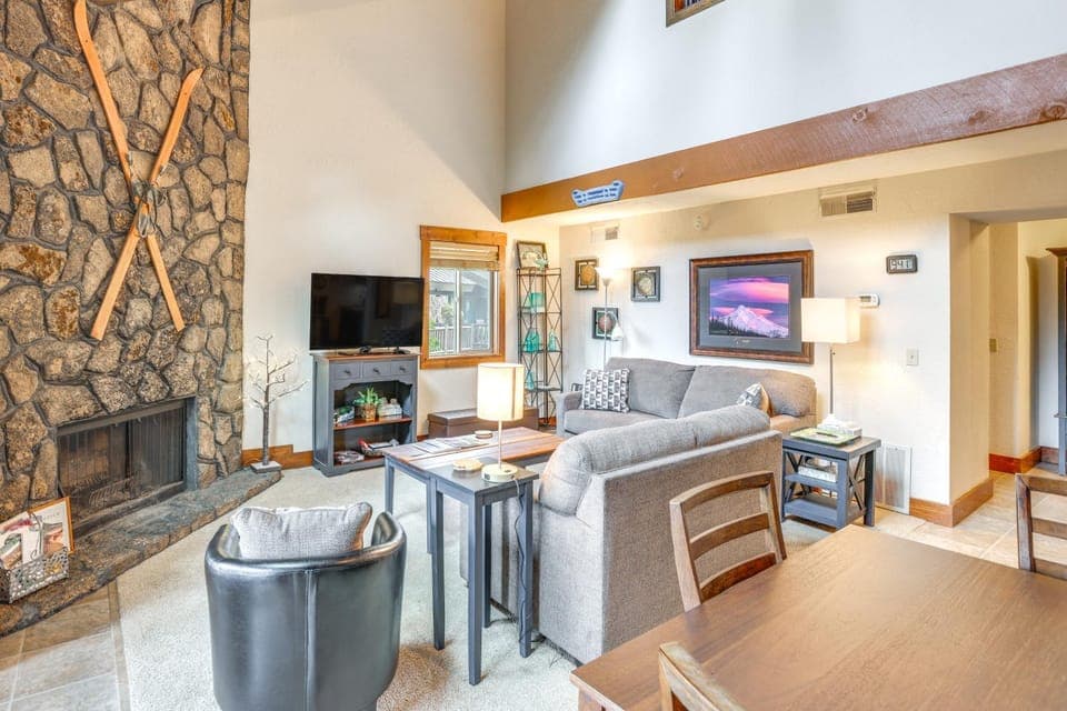 Mountain-View Condo: Walk to Sunriver Resort House in Sunriver
