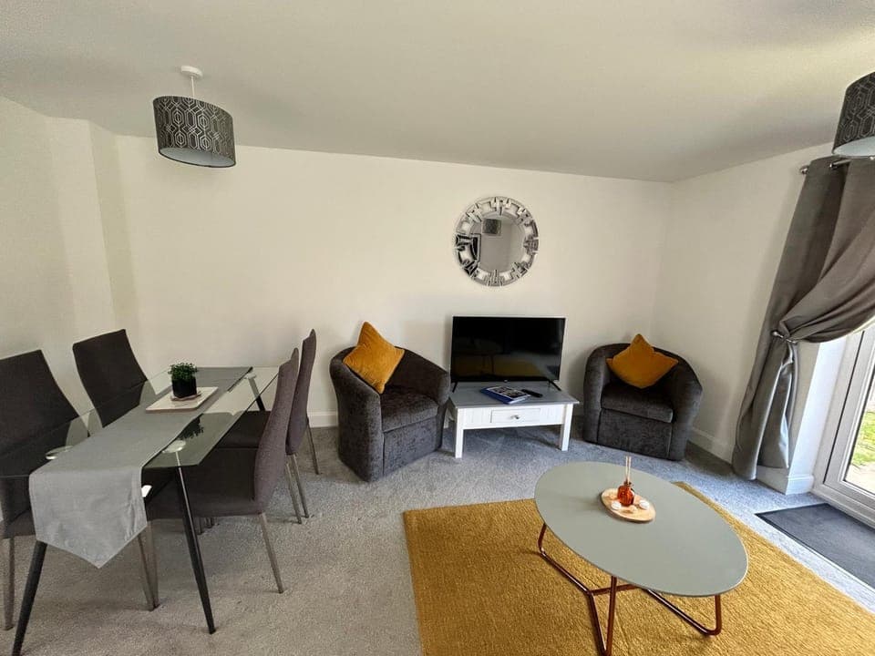 TV and multimedia, Living room, Seating area, Dining area