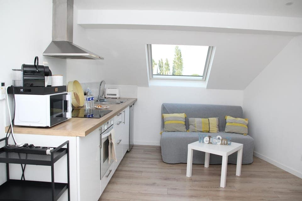 Coffee/tea facilities, Kitchen or kitchenette, Dining area, oven, stove, toaster