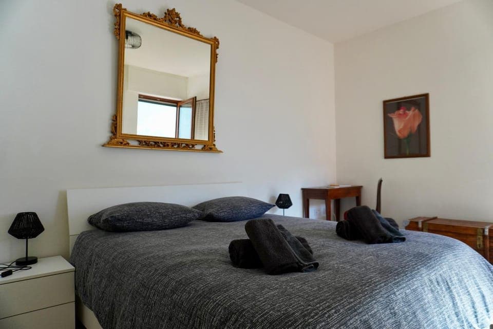 Bed, Photo of the whole room, Bedroom, towels