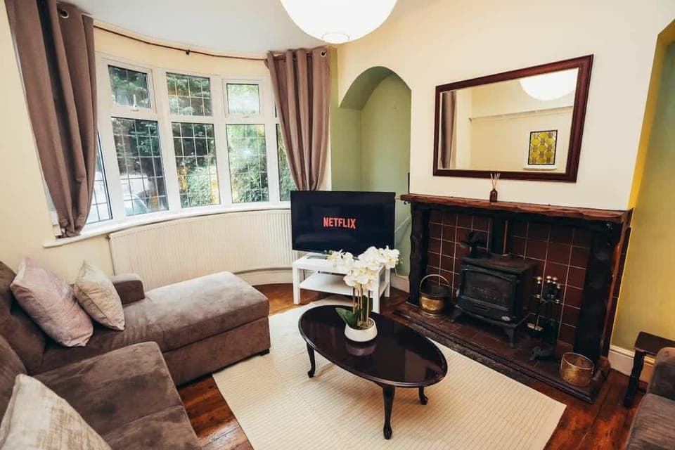 TV and multimedia, Living room, Seating area, flat iron