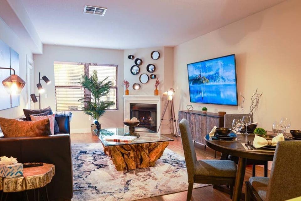 1 Bedroom XL Condo with King bed, Garden View, Parking Included Apartment hotel in Westwood
