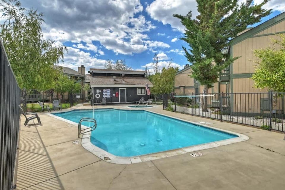 Charming Condo W I Hot Tub & Pet Friendly House in Boulder Bay