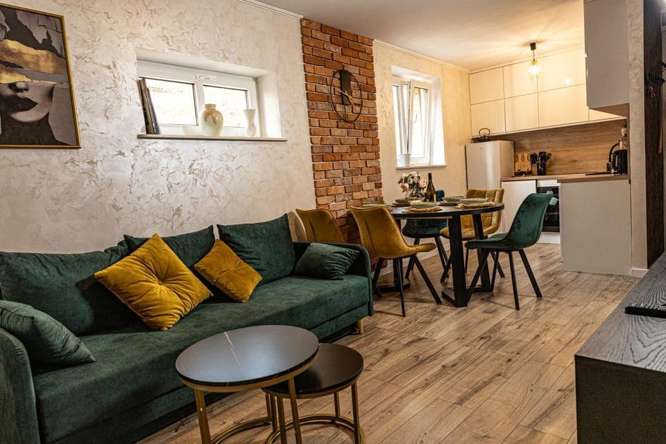 Kitchen or kitchenette, Seating area