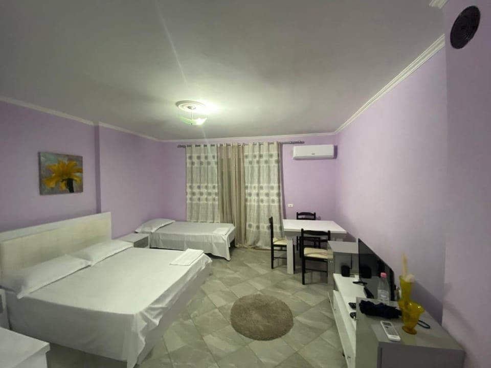 Bed, TV and multimedia, Photo of the whole room, Bedroom