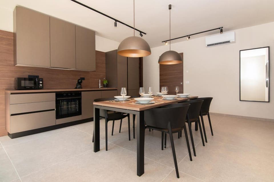 Kitchen or kitchenette, Dining area, dishwasher, oven, stove