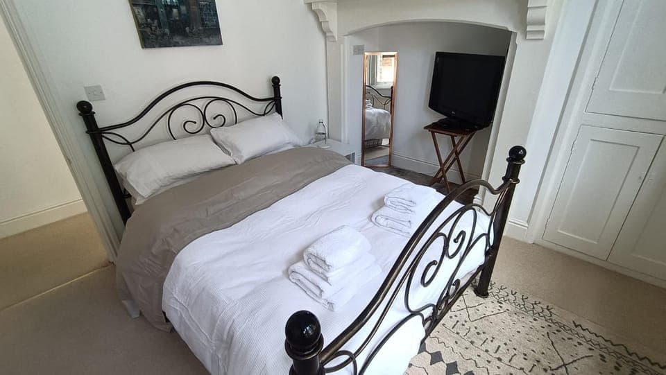 Bed, TV and multimedia, Bedroom