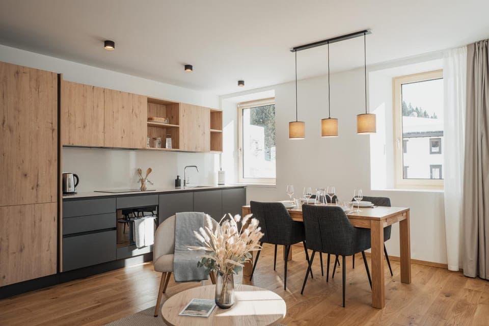 Kitchen or kitchenette, Dining area