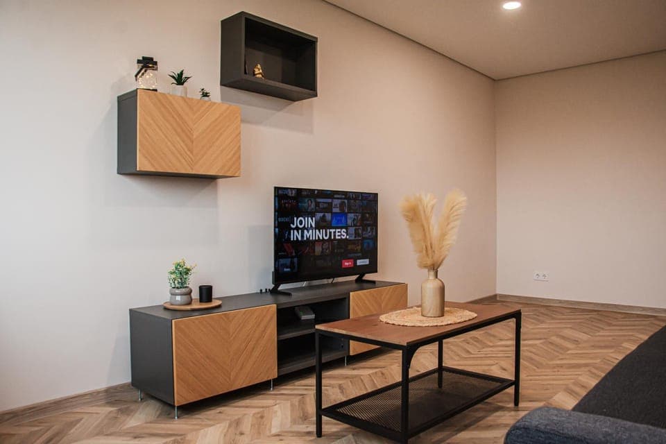 TV and multimedia, Living room, Seating area, Evening entertainment
