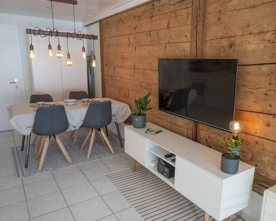 Communal lounge/ TV room, TV and multimedia, Living room, Seating area, Dining area, Evening entertainment