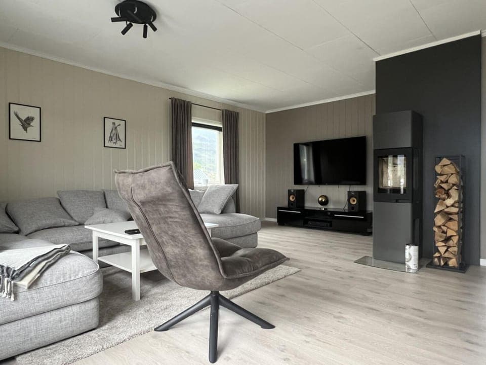 TV and multimedia, Living room, Seating area, fireplace