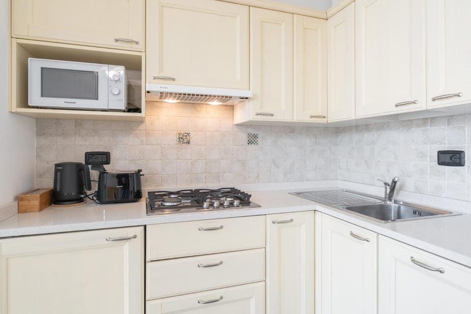 Coffee/tea facilities, Kitchen or kitchenette, stove