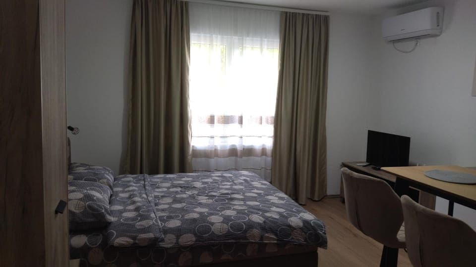 Bed, TV and multimedia, air conditioner