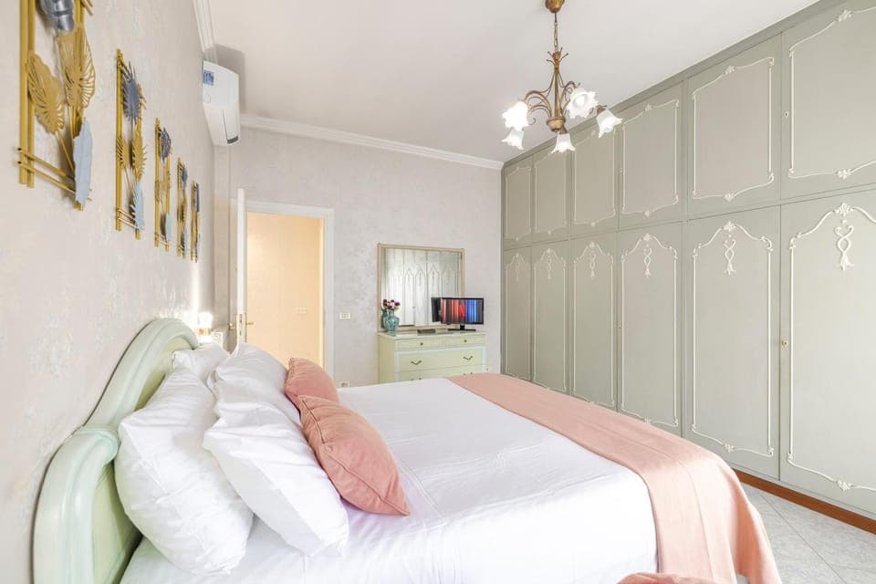 Bed, Photo of the whole room, Bedroom, wardrobe