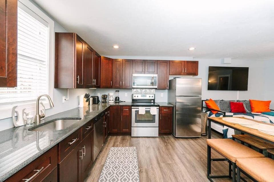 Coffee/tea facilities, Kitchen or kitchenette, Dining area, dishwasher, oven, pet friendly, stove, toaster