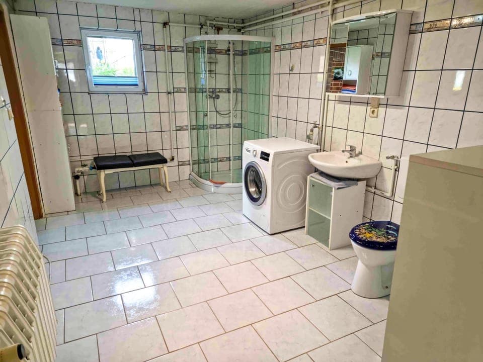 Shower, Toilet, Bathroom, towels, washing machine