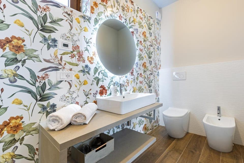 Toilet, Bathroom, towels