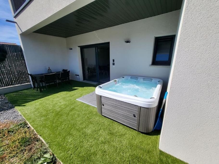 Garden, Hot Tub