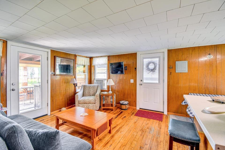 Cayuga Lake Cottage: Private Dock & Deck! House in Cayuga Lake